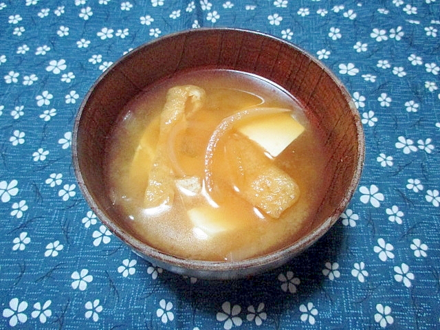 玉ねぎと豆腐と油揚げの味噌汁