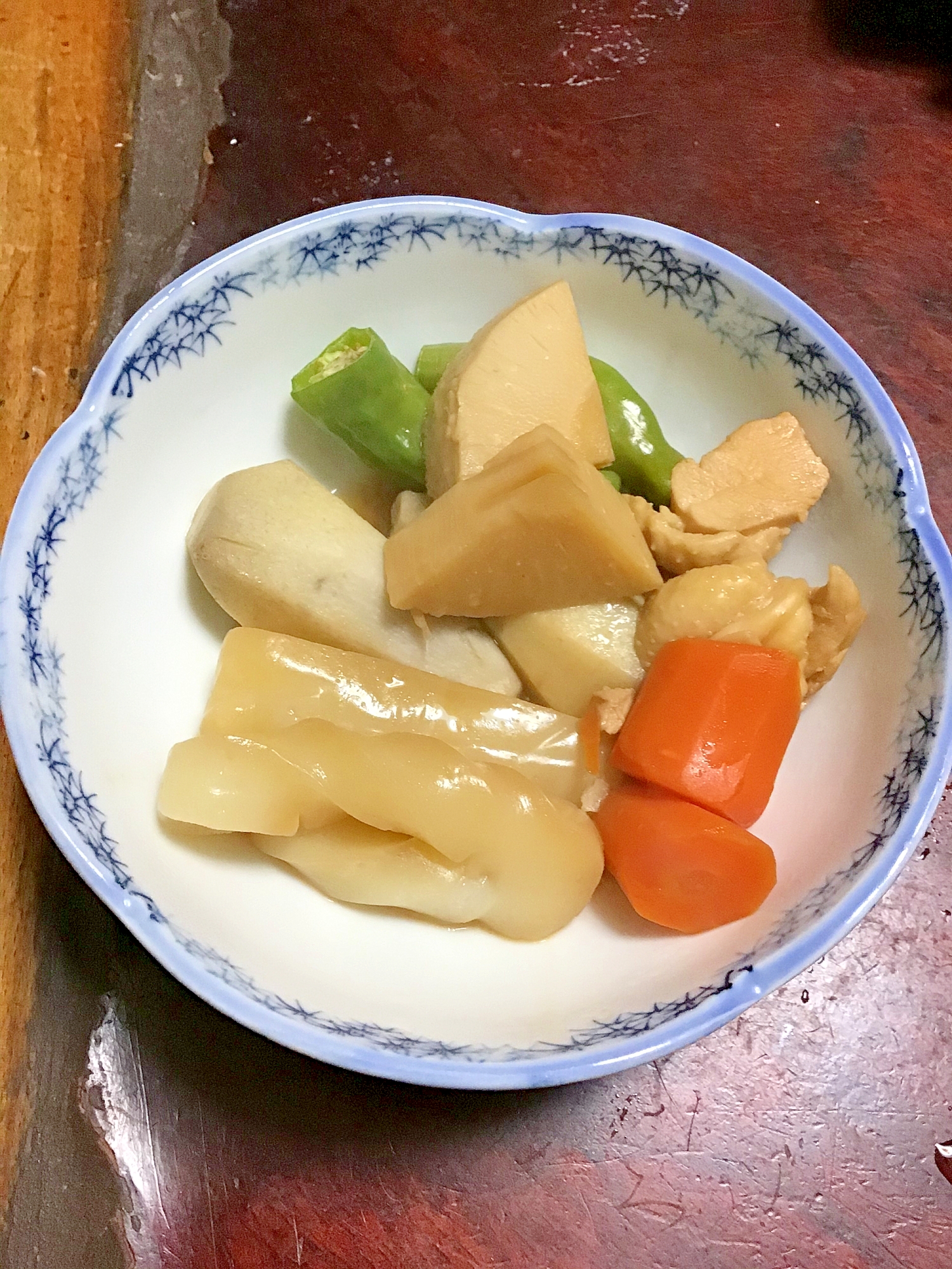 里芋としし唐と鶏モモと白コンニャクと根菜の煮物。