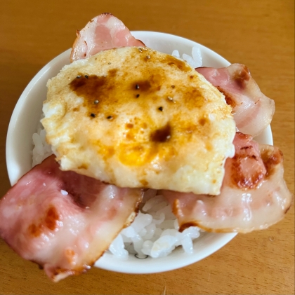 ベーコン目玉焼き丼