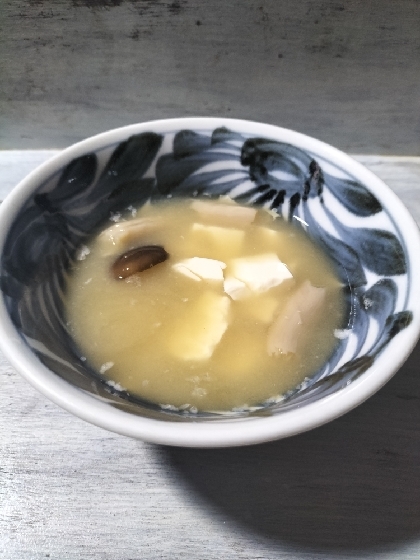 しめじと絹ごし豆腐の味噌汁（昆布だし）