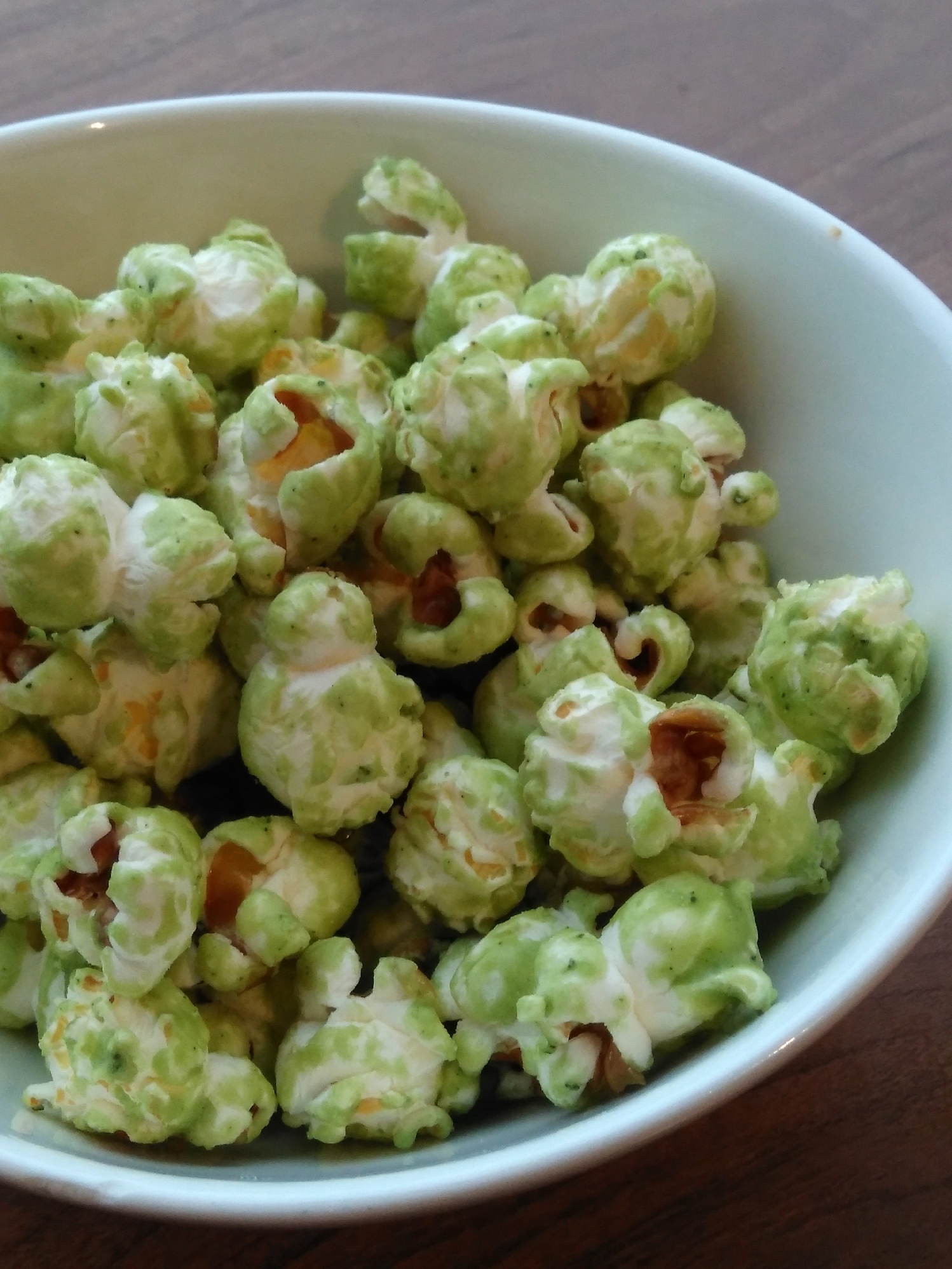 白い器に入った抹茶ポップコーン