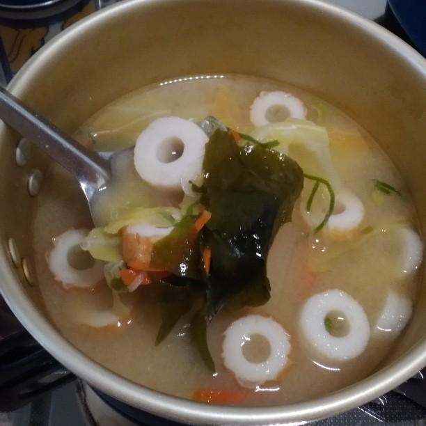 キャベツと人参とちくわとワカメとネギのお味噌汁