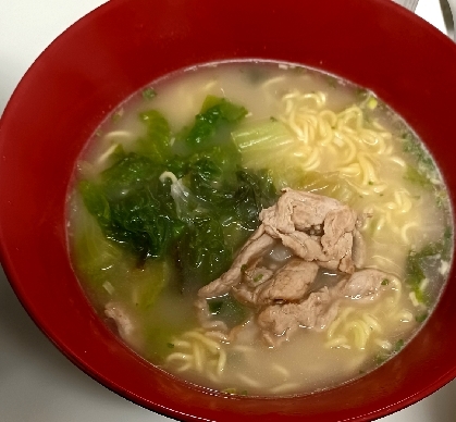 キャベツと豚肉炒めのせ★ラーメン