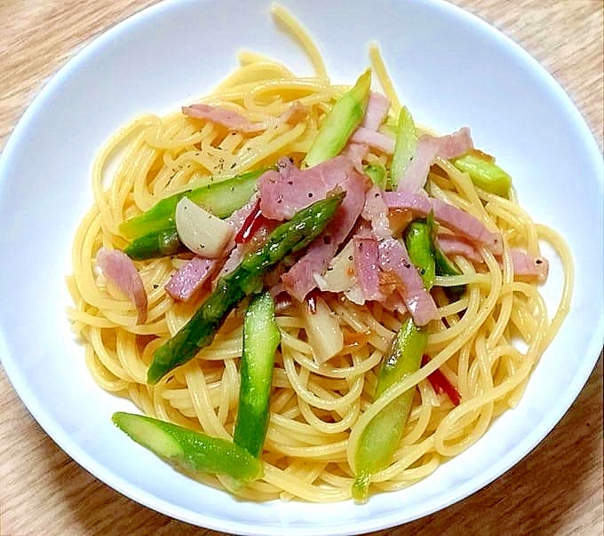 にんにく香るアスパラとベーコンのペペロンチーノ