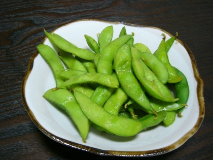 リピですー(/・ω・)/☆昨日の夜食に頂きました♪ちょっとした手間で本格的な枝豆が食べれて幸せですヽ( ´￢`)ノ ハマっちゃう♪また是非作らせて頂きます♪