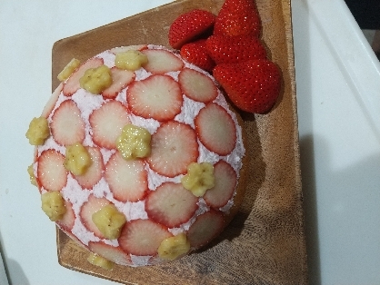ひな祭りのケーキとして作りました。苺大好きな子供達が歓声を上げて喜んでくれました！美味しかったのでまた作りたいと思いますo(^o^)o