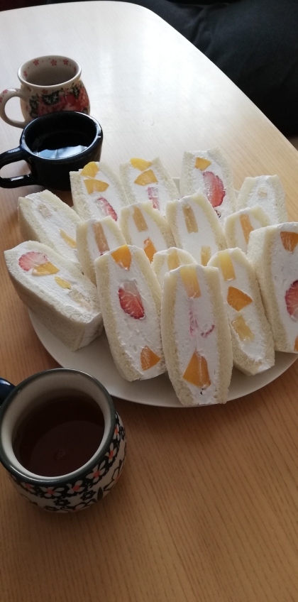 子供たちと一緒に作りました！
リクエストでいちごの他にフルーツ缶詰めも入れました♪

お家でも簡単に作れるのに感動！！ごちそう様でした♪