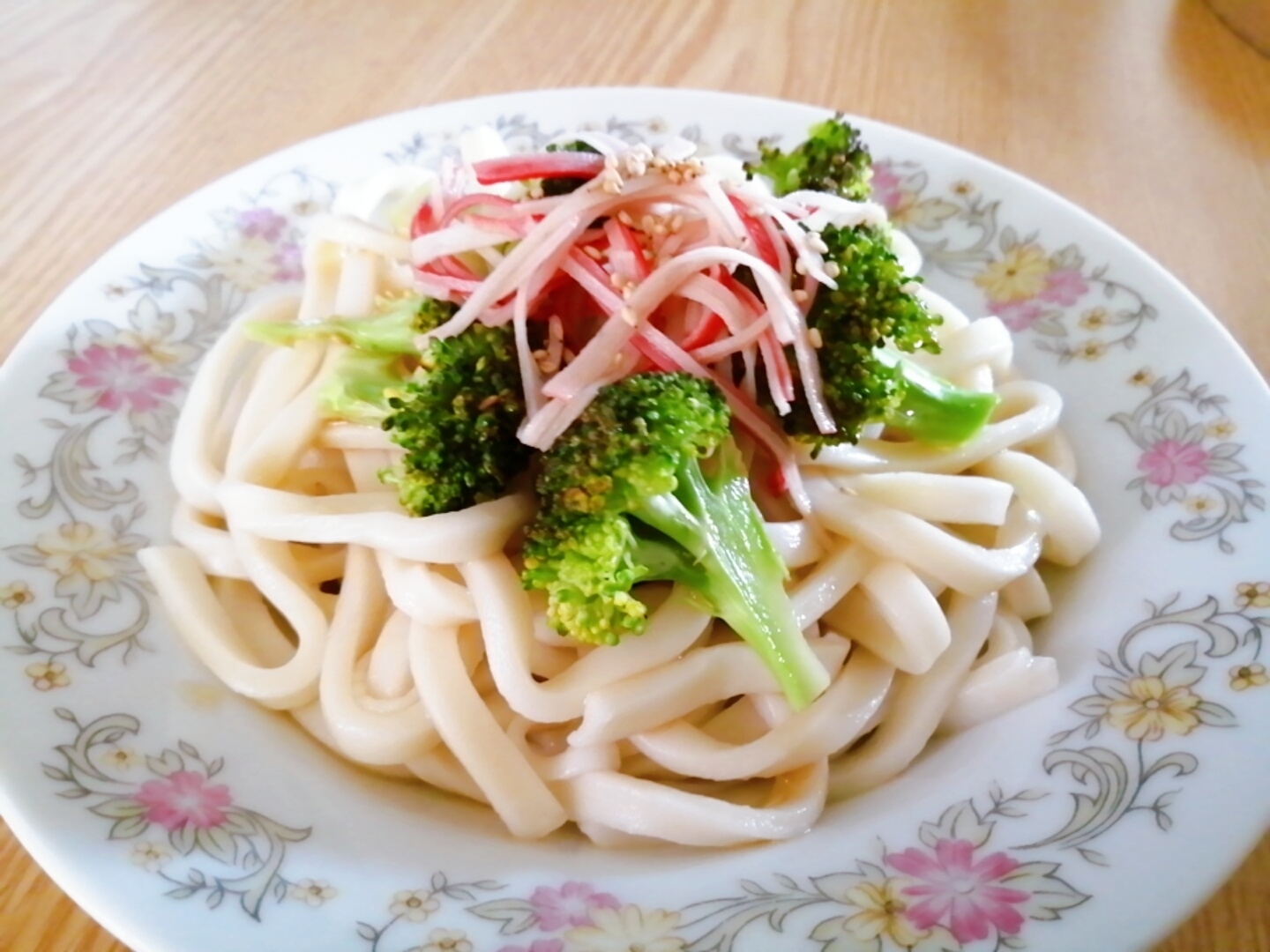 ごま油香る☆ブロッコリーとカニカマの冷やしうどん