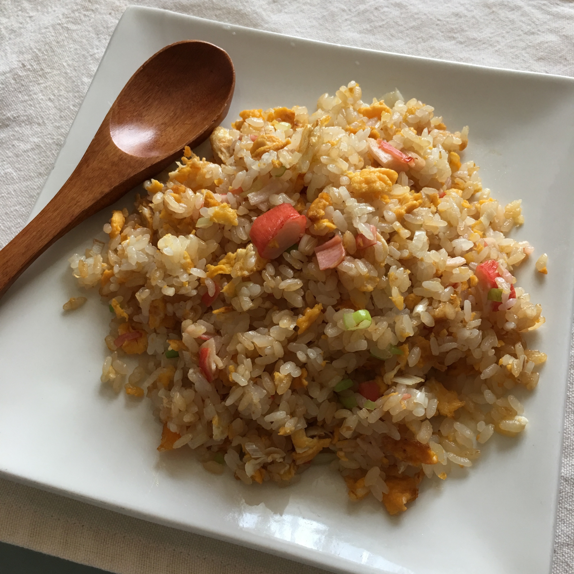 ウェイパーと醤油で簡単美味♪カニカマ卵ネギ炒飯♡