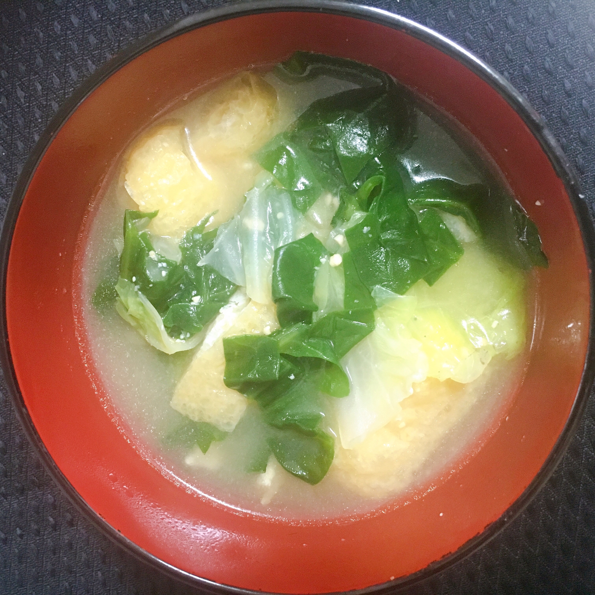 つるむらさきと白菜と油揚げのお味噌汁