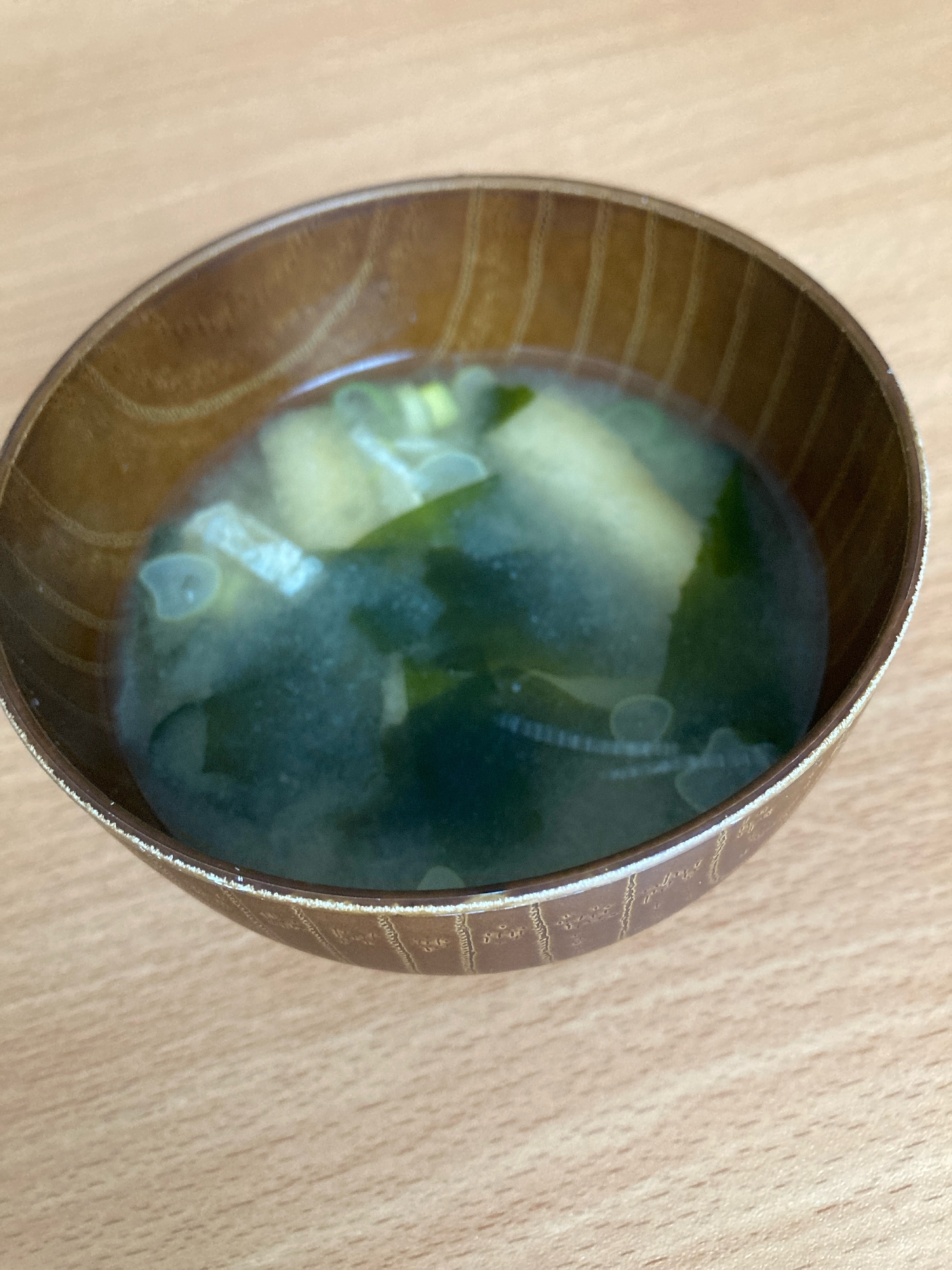 玉ねぎ、わかめ、油揚げ、ちくわの味噌汁