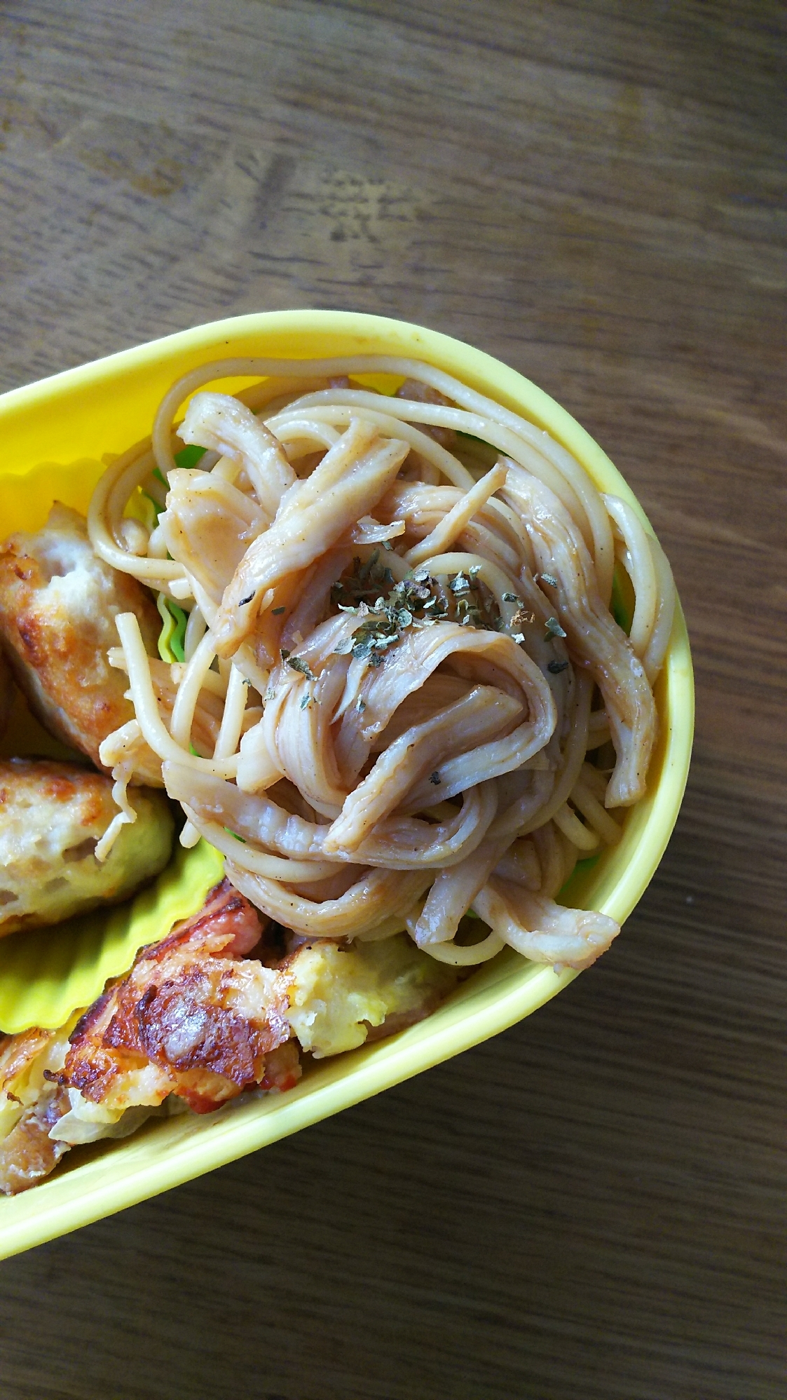 パスタと蒸し鶏の焼きそば風