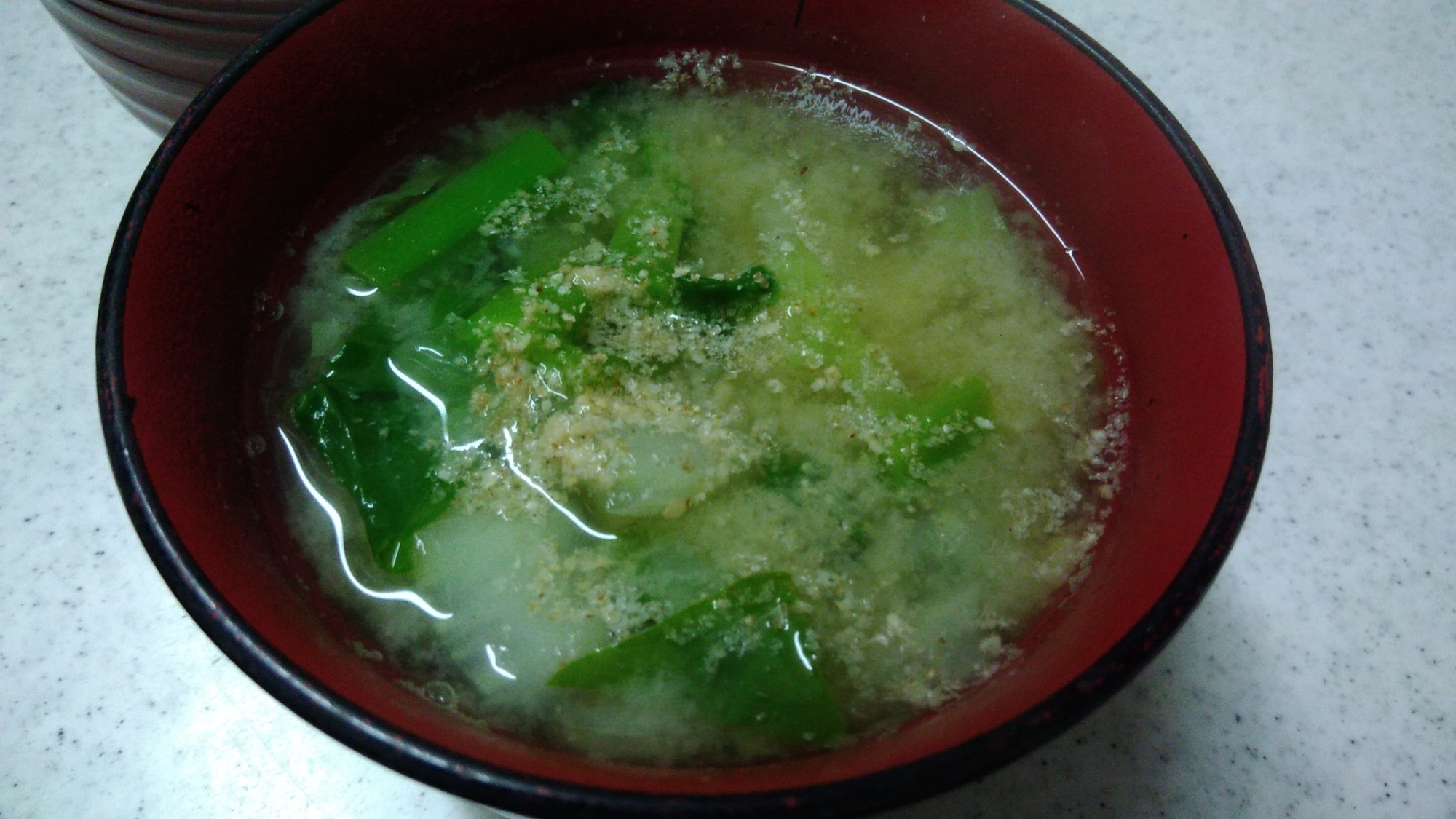 白菜とつるむらさきの胡麻風味の味噌汁