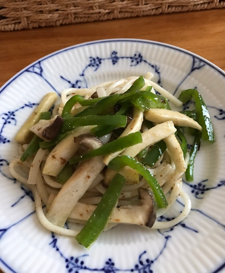 ピーマンとエリンギの鰹ふりかけ焼きうどん