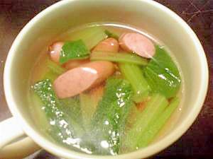 青梗菜とソーセージのコンソメスープ