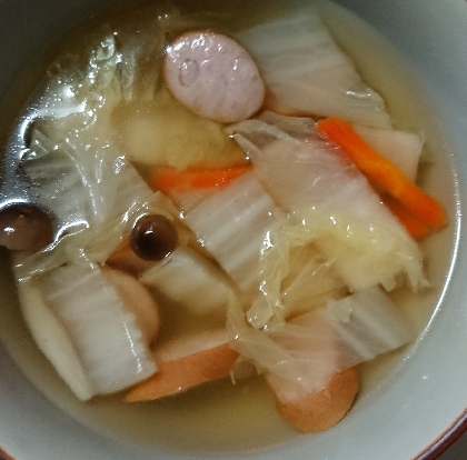 鍋でソーセージと白菜のスープ