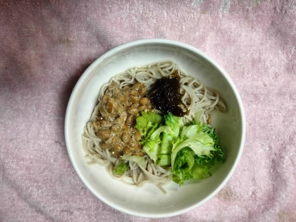 冷やしそば スプラウト納豆もずく酢のせて