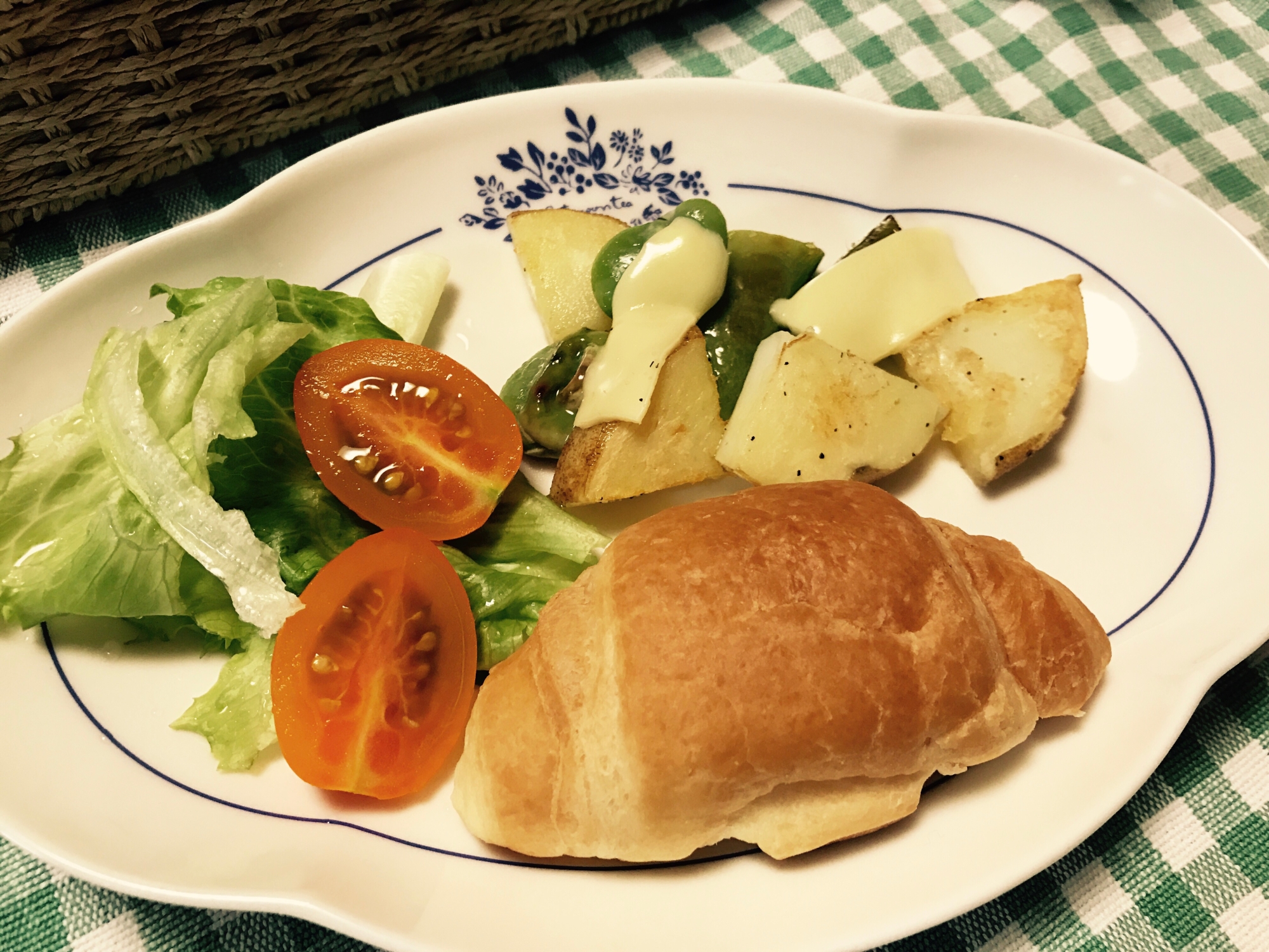 たっぷり野菜とクロワッサンの朝ごはん