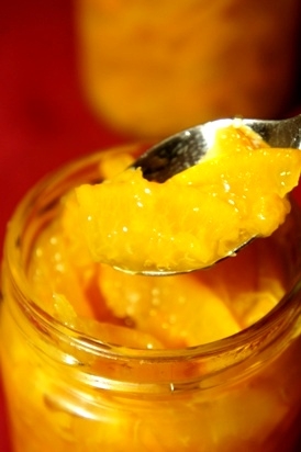 透明な瓶に詰められた日本酒仕込みの甘夏マーマレード
