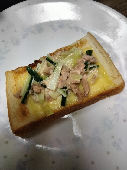 ツナマヨときゅうりのチーズトースト