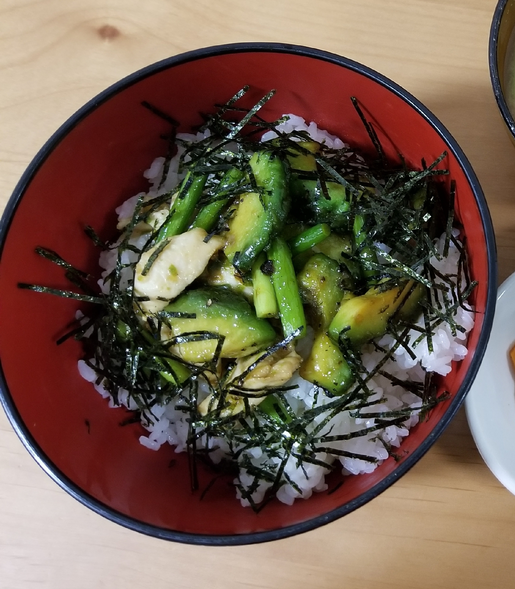 甘辛丼！トリとアボカドとニンニクの芽