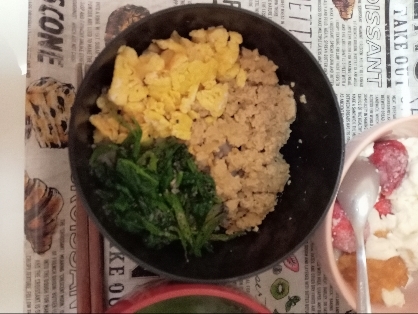 簡単定番♡三色そぼろ丼