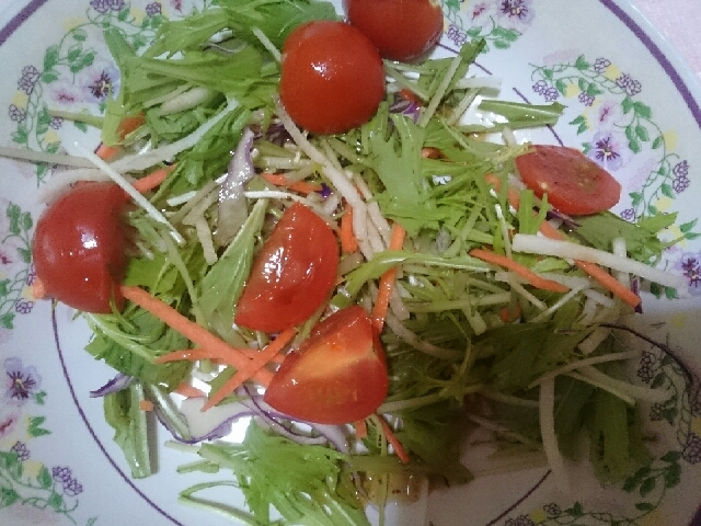 水菜とトマトのサラダココナッツオイルドレッシング