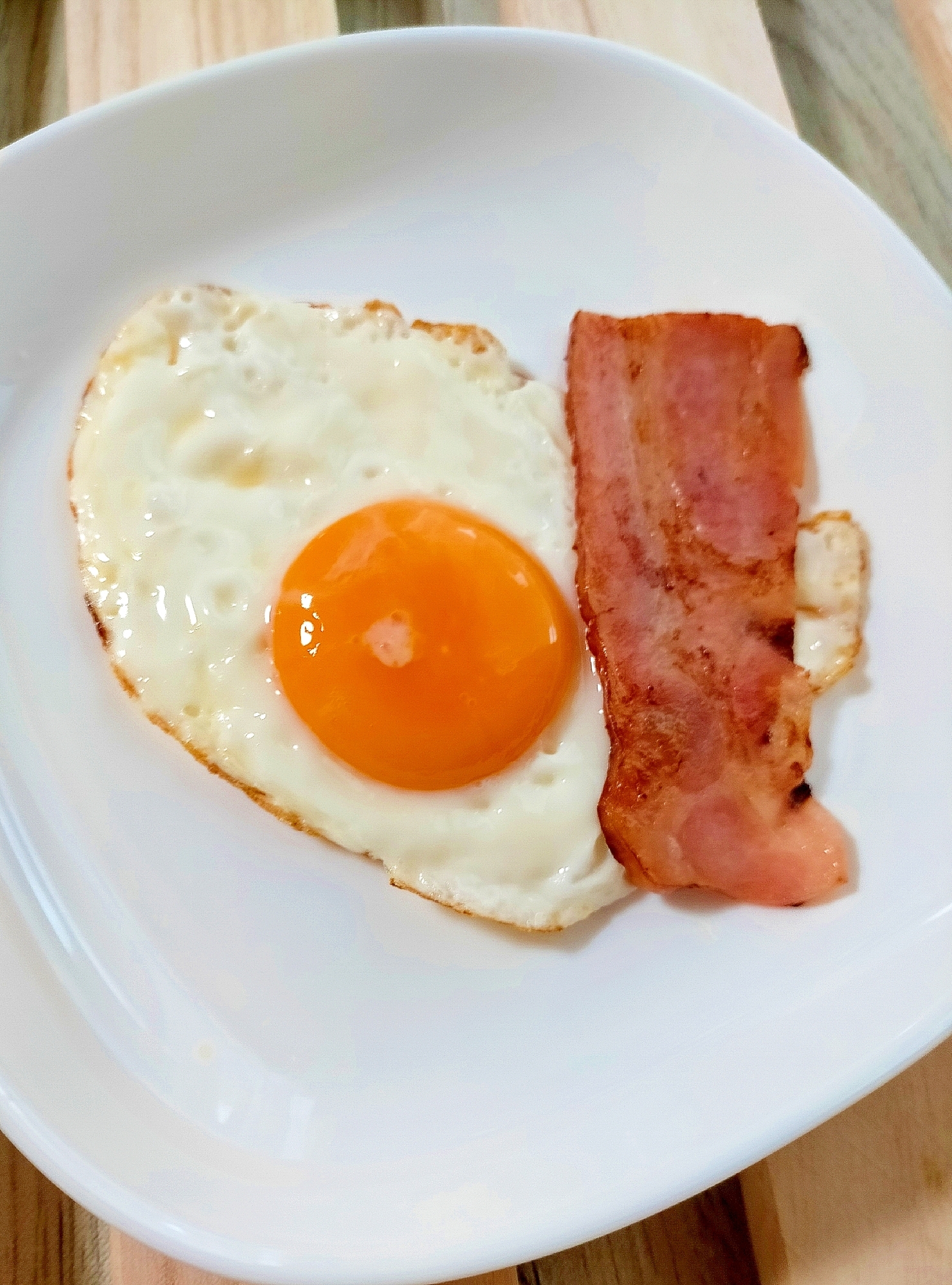 今日の朝食!ベーコンエッグ