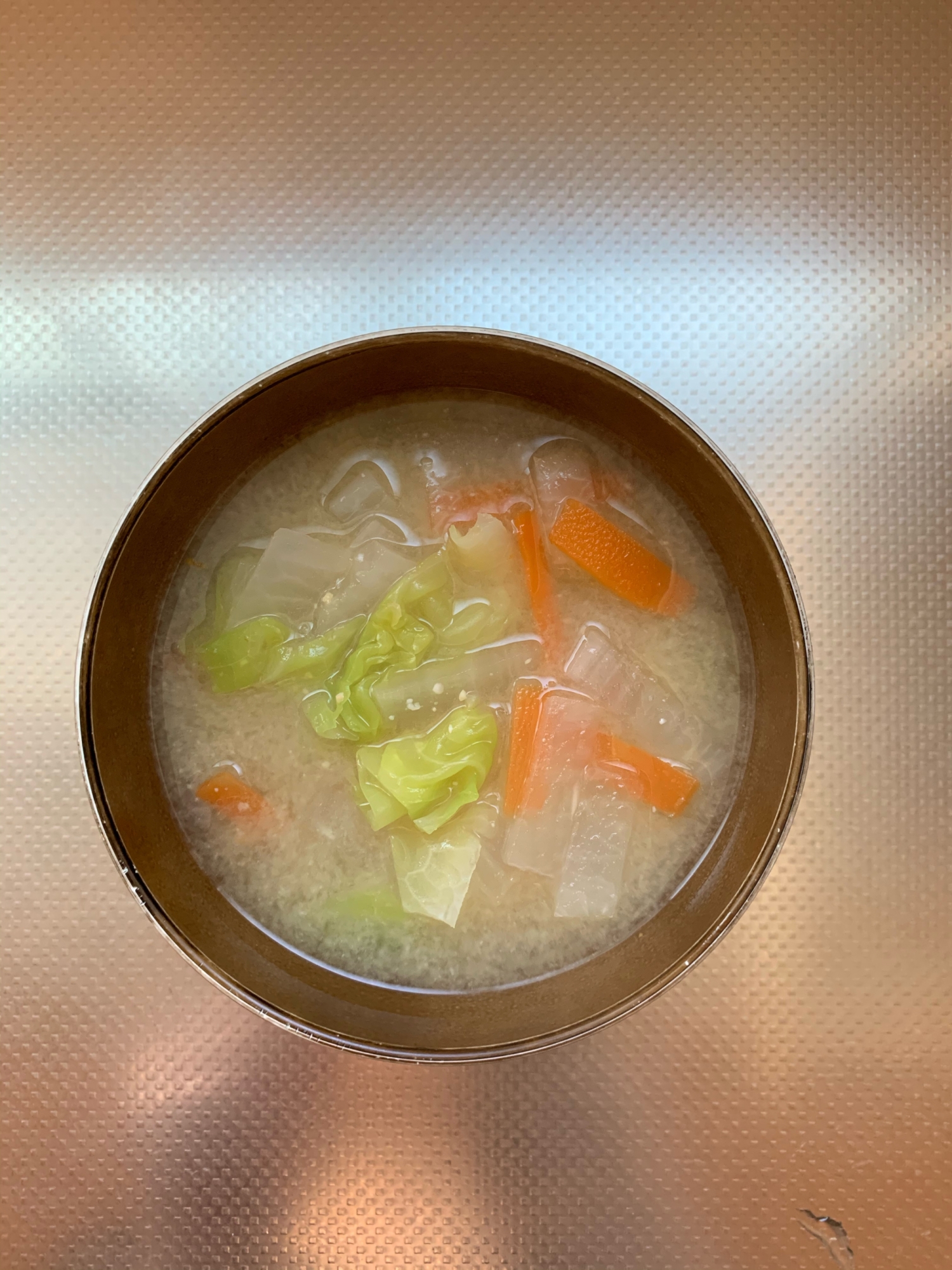栄養たっぷり♪彩り野菜のお味噌汁