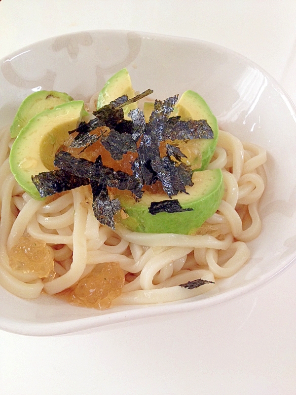 コンソメゼリーのせアボカドサラダうどん