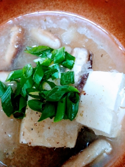 キノコは椎茸になりましたがみぞれ豆腐ほっとする美味しさで温活に良いですね(´▽｀*)栄養ある汁も少し入れたので和風だし足してます。