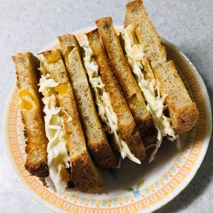 キャベツとポテトチップスのサンドイッチ