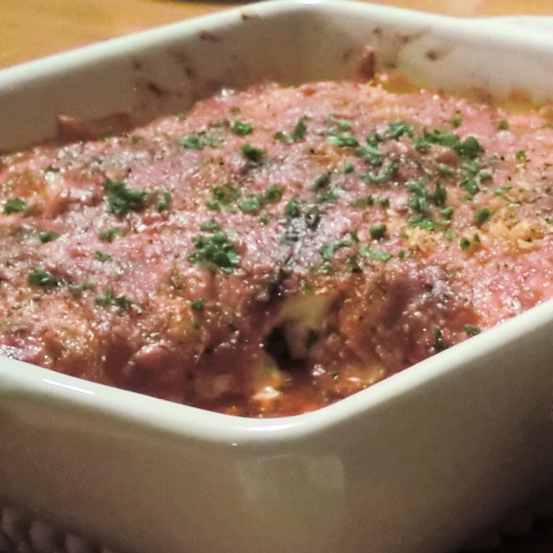 白いグラタン皿に盛り付けた丸なすとひき肉のミルフィーユ