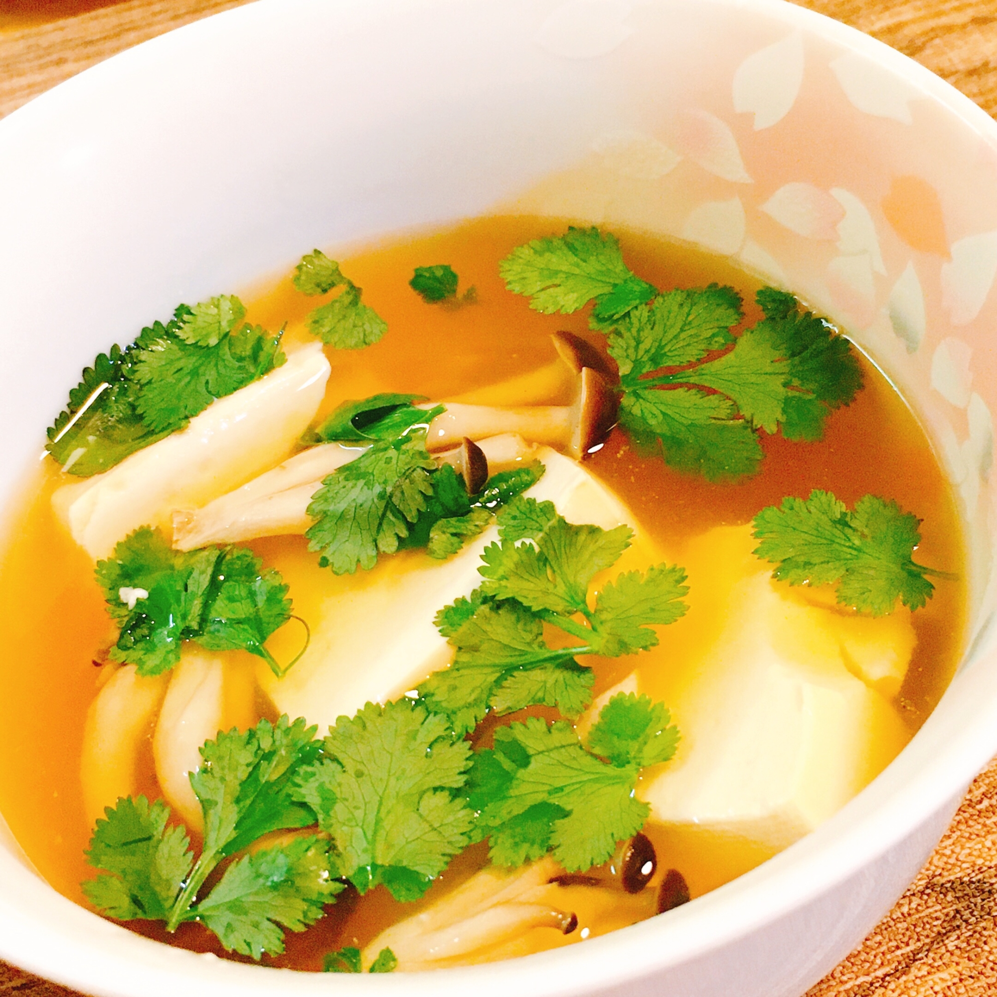 豆腐とパクチーの中華スープ