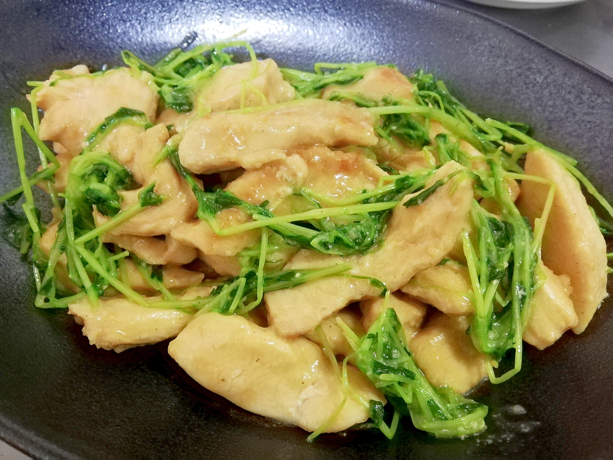 節約！鶏むね肉と豆苗の照りマヨ炒め