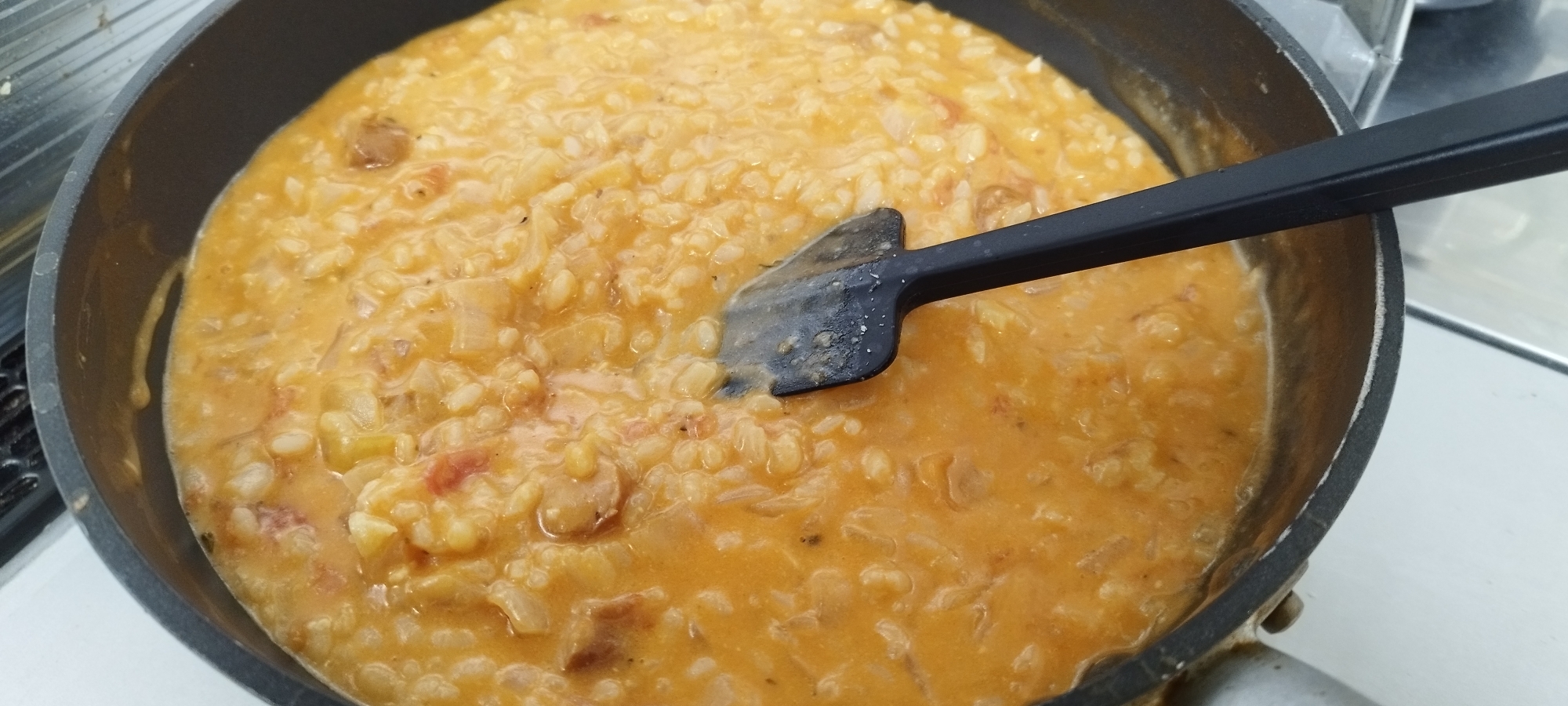 トマトと玉ねぎとソーセージのリゾット