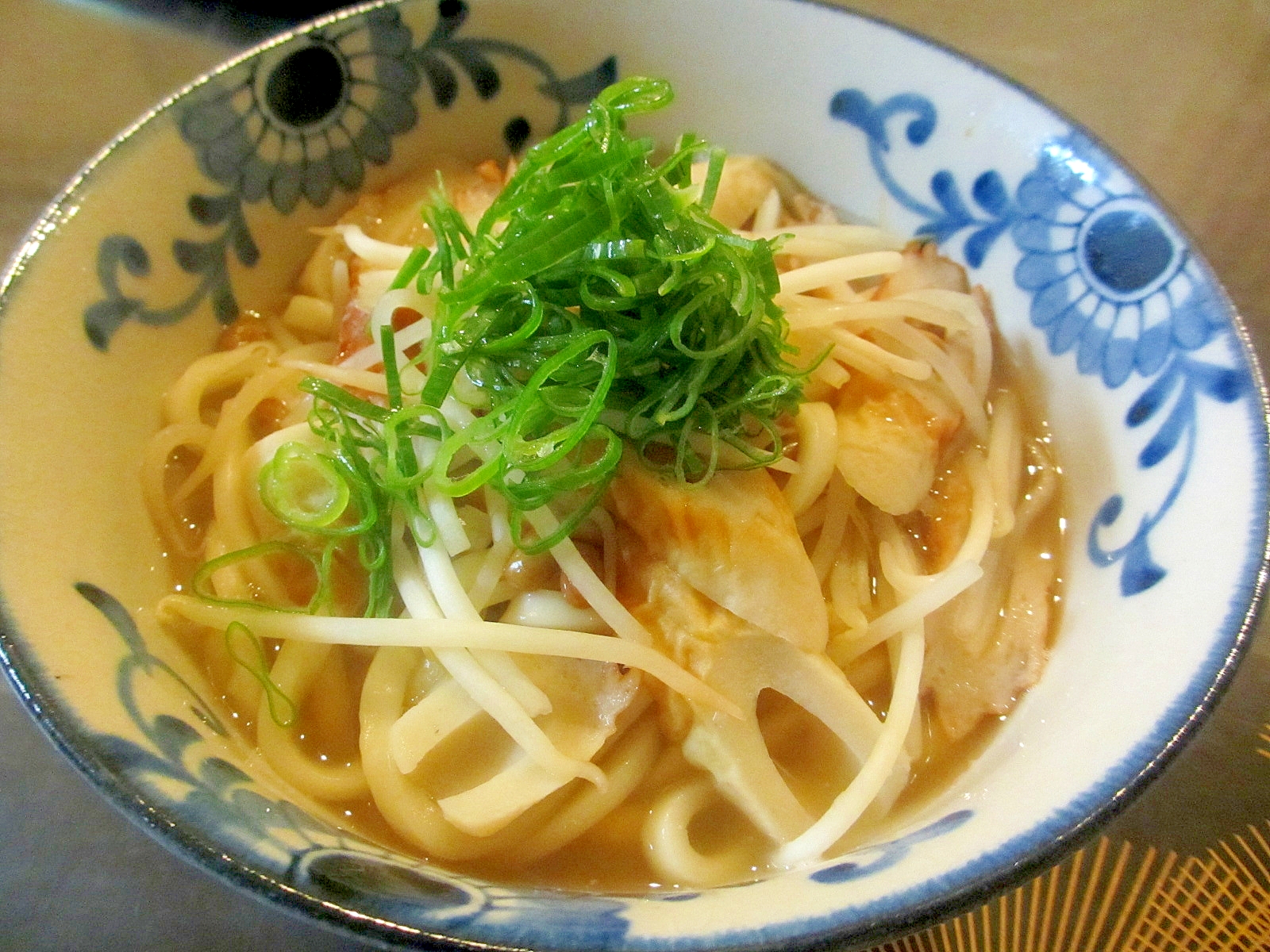 もやしとちくわのあったか納豆うどん