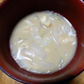 玉ねぎと油揚げのお味噌汁
