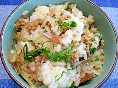 簡単でうまい！そぼろと香草の混ぜご飯