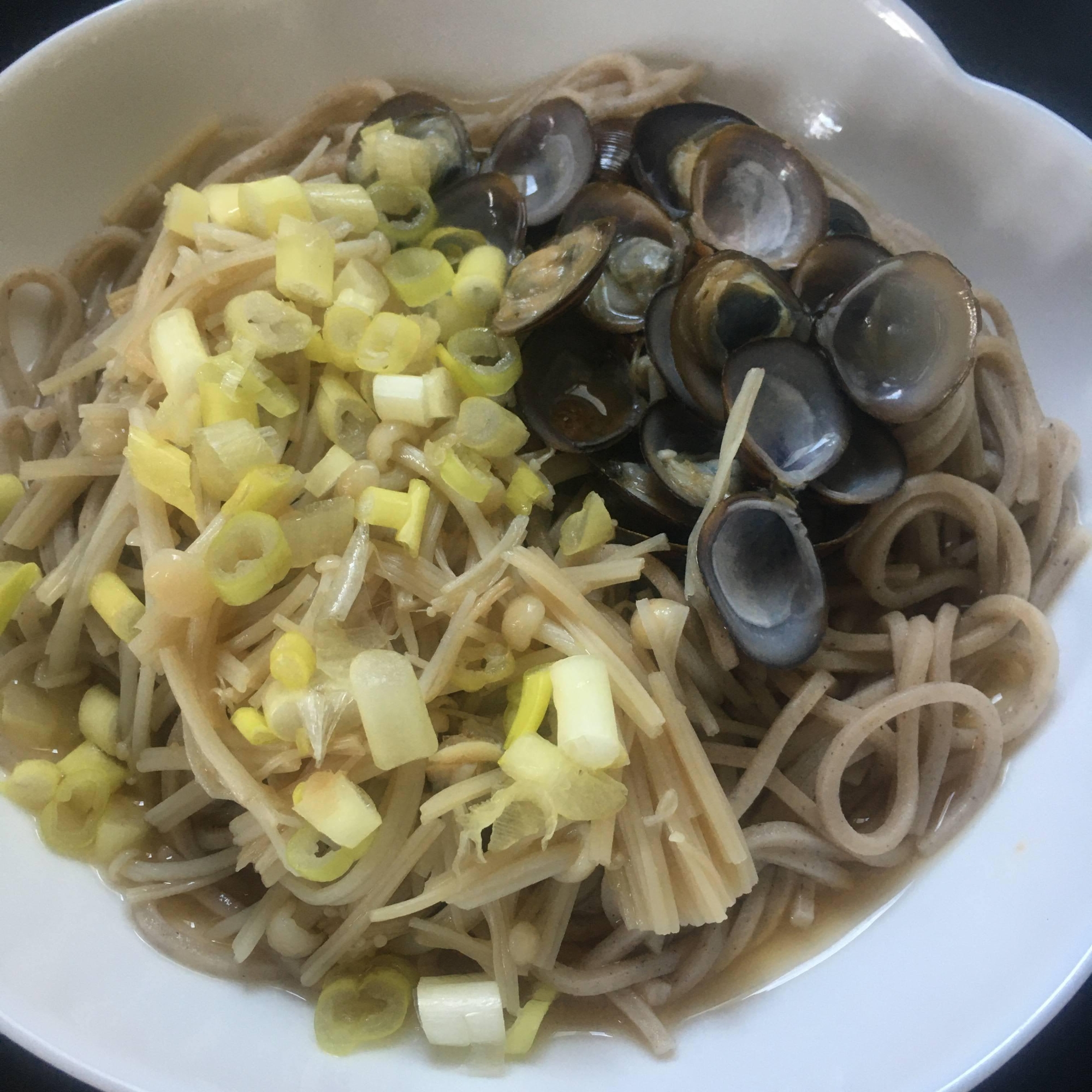 しじみ、えのき、九条ネギの釜揚げ蕎麦