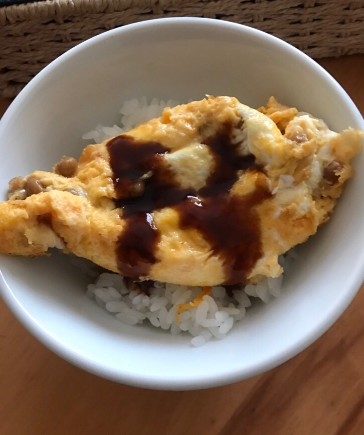 お好みソースがけ。納豆オムレツ丼