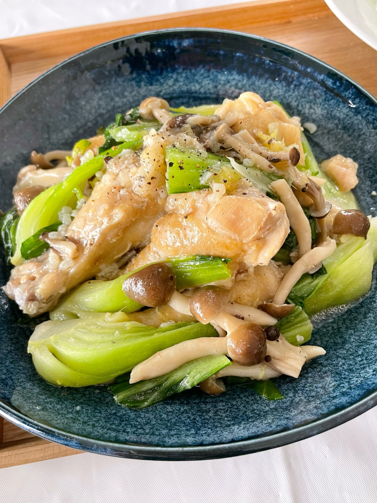 玉ねぎ麹で鶏手羽元とちんげん菜しめじのサッと煮♩