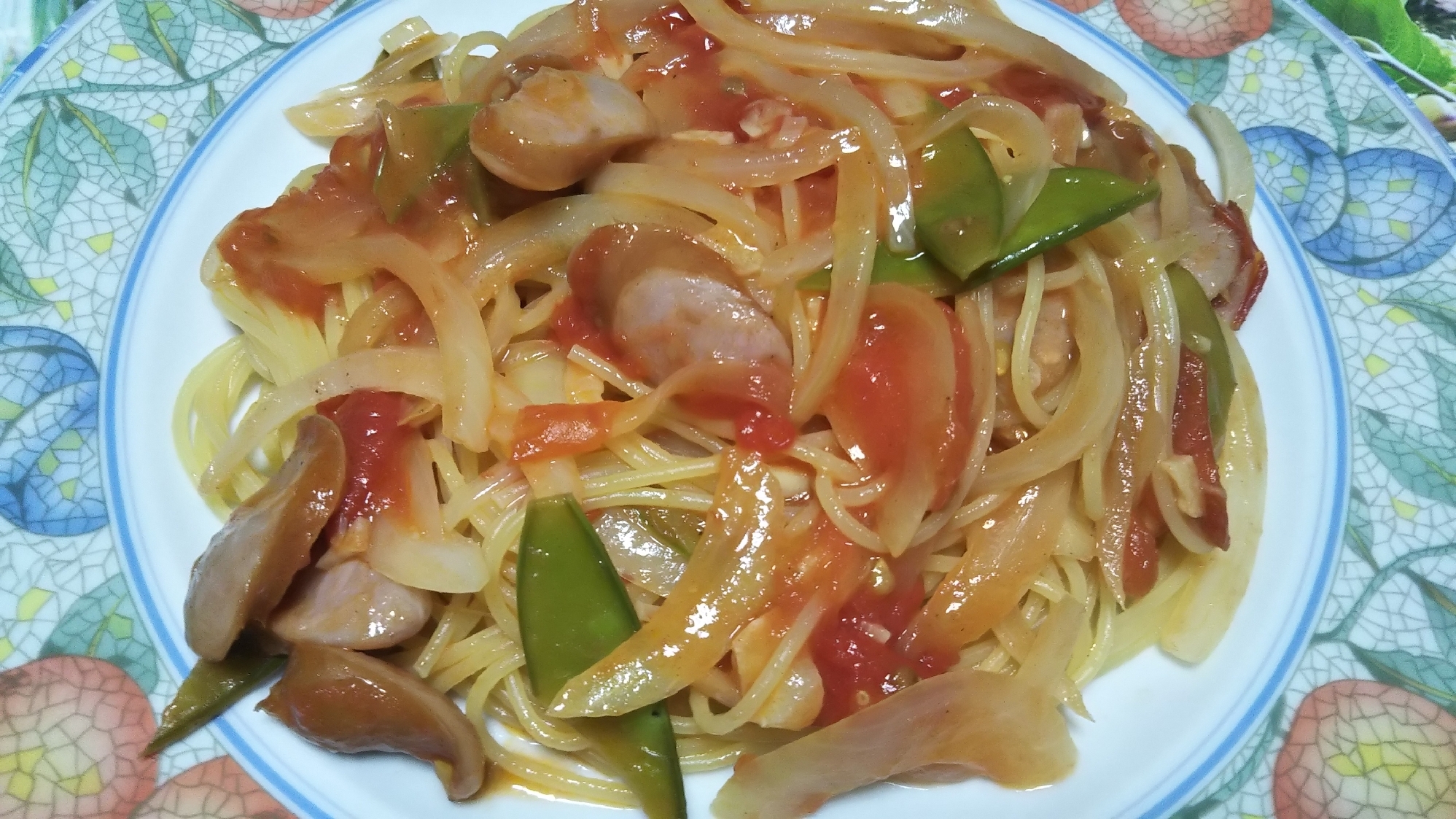 絹さやとウインナーと玉ねぎのトマトパスタ☆