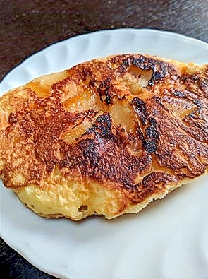 リンゴの甘煮をいれてホットケーキ作り