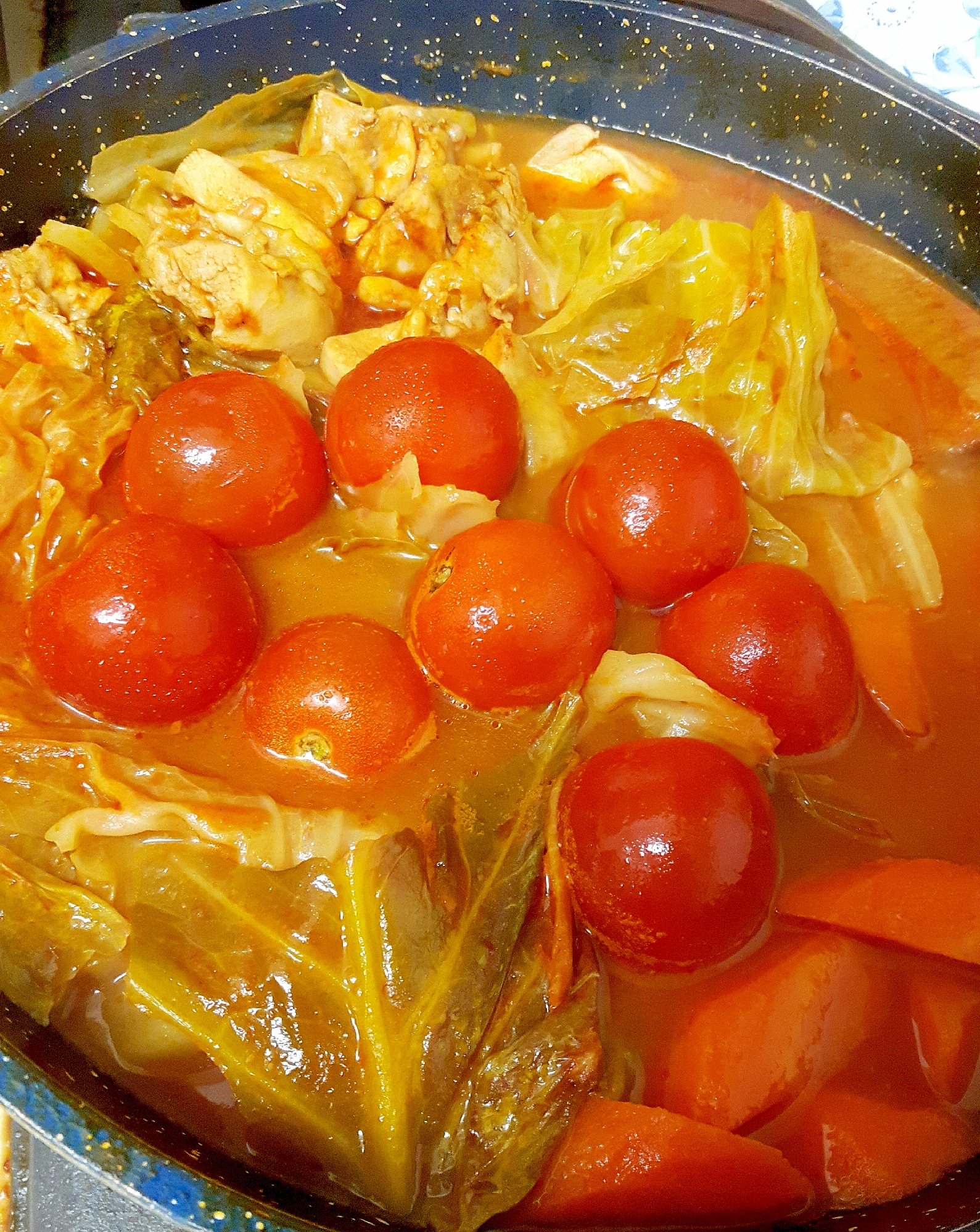栄養たっぷり(^^)鶏モモ肉と野菜のトマト鍋♪