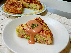 白いお皿に盛り付けられたスペイン風オムレツ