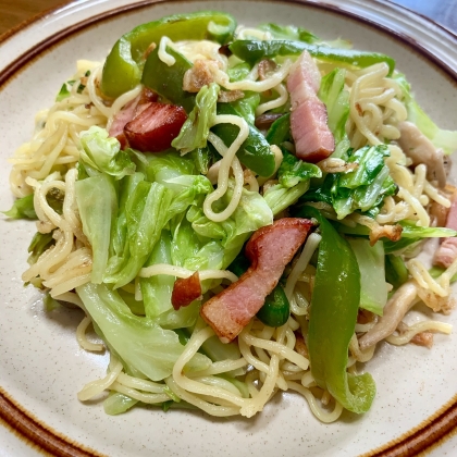 ベーコンで旨みアップ◎塩焼きそば