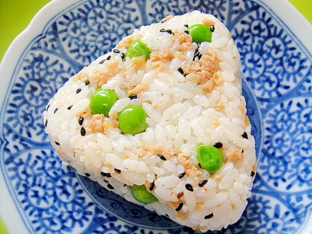 鶏そぼろとグリンピースのおにぎり