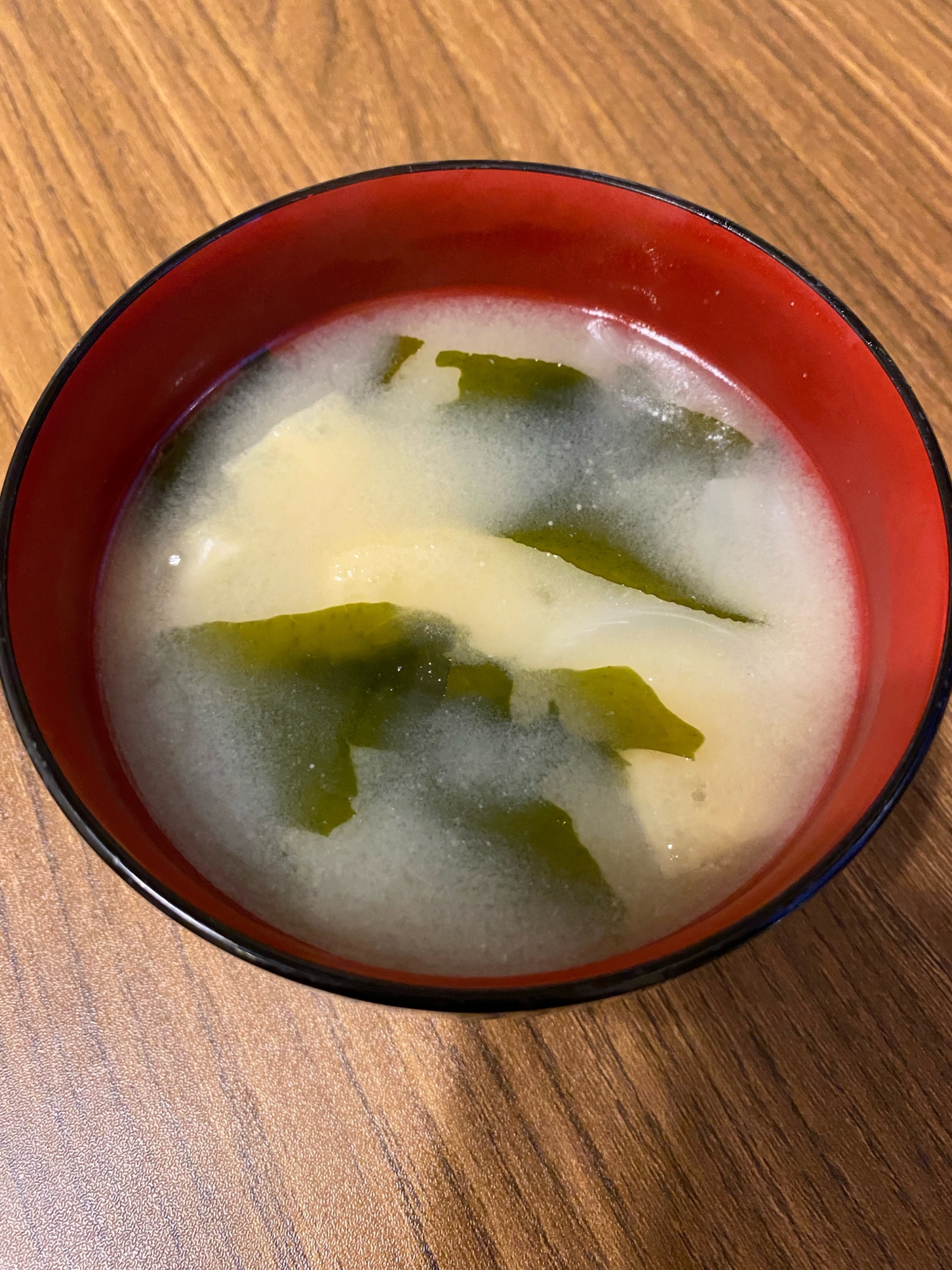 玉ねぎ、油揚げ、わかめの味噌汁