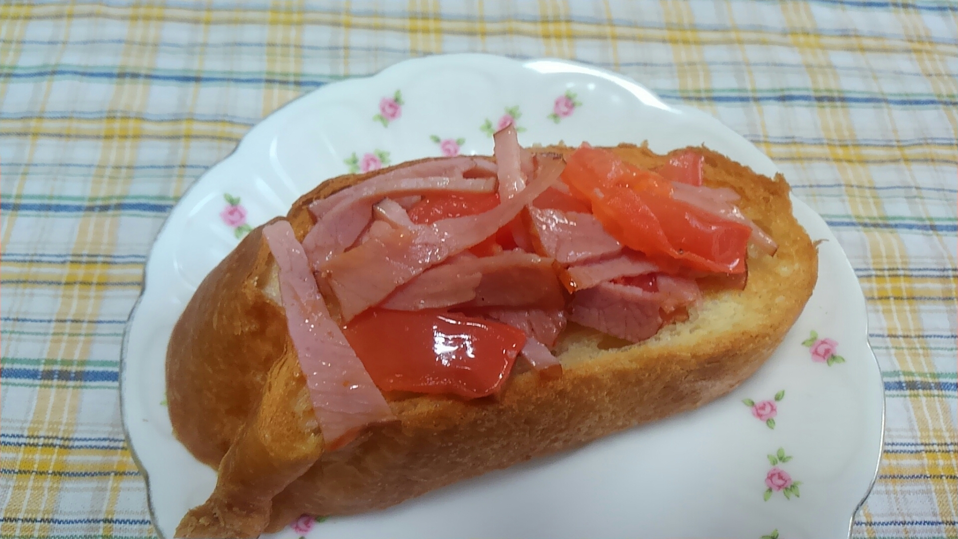塩バターフランスパンで☆焼き豚とトマトのトースト